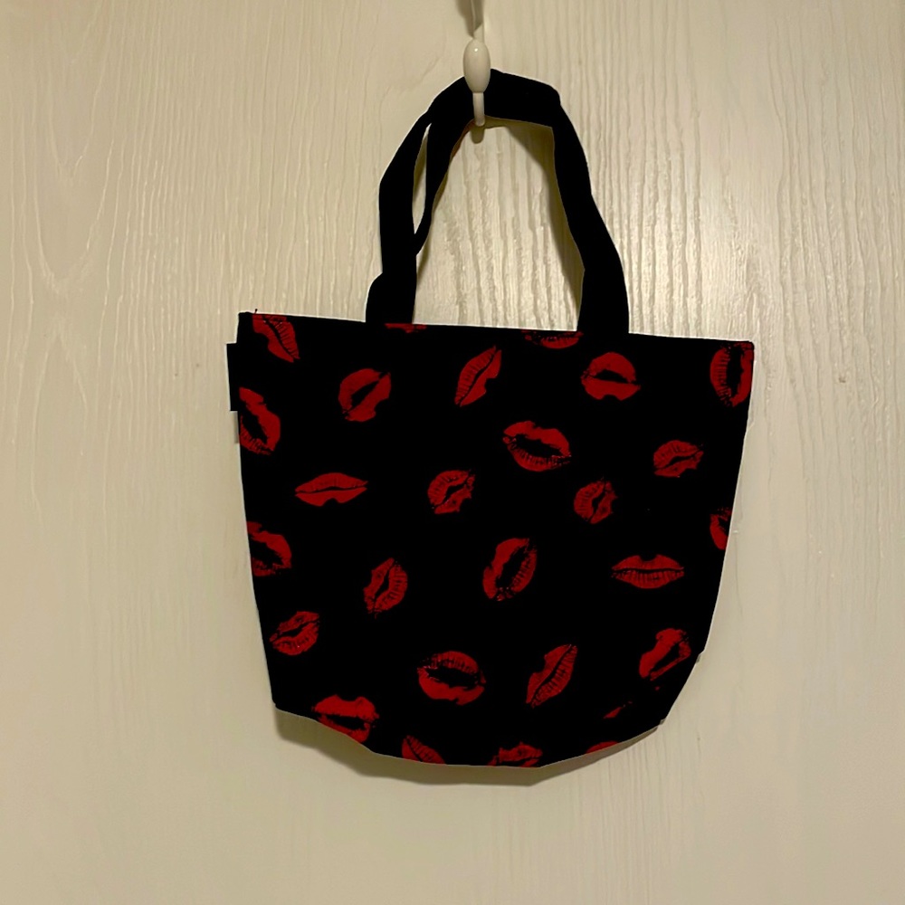 Small lip pattern hand bag